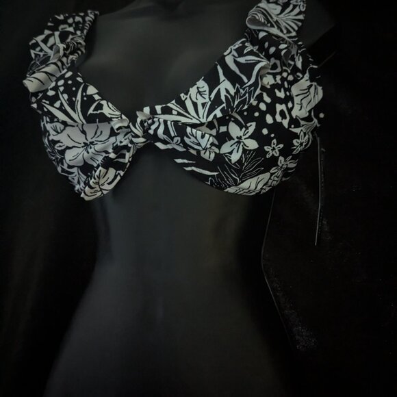 Aqua Couture Other - NWT Bikini Top black and white - L